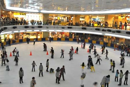  menjelang waktu liburan selesai tahun mungkin banyak yang galau mau mengisinya dengan per √ Info Harga Tiket Masuk Ice Skating Taman Anggrek Jakarta Terbaru + Jam Operasionalnya