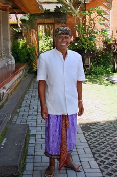nama baju khas atau pakaian adat Bali untuk pria dan wanita lengkap dengan gambar dan keterangannya