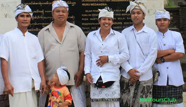 nama baju khas atau pakaian adat Bali untuk pria dan wanita lengkap dengan gambar dan keterangannya